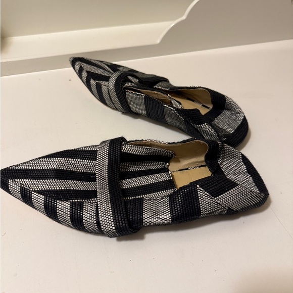 Stylish Black and White Women's Shoes - Picture 2 of 15